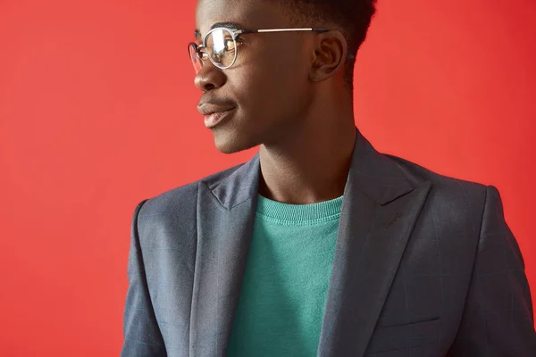 Homem afro-americano elegante em óculos posando em estúdio — Fotografia de Stock