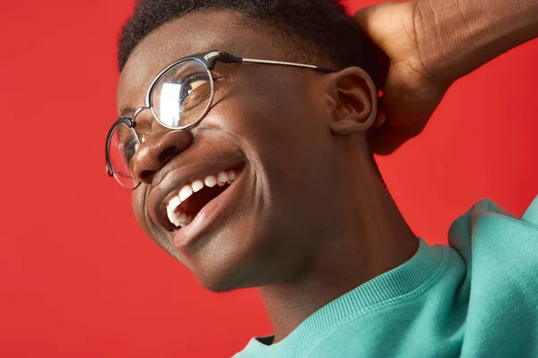 Glimlachende Afro Amerikaanse man in glazen poseren in Studio — Stockfoto