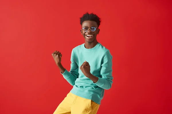 Gelukkig jonge man in een bril is dansen in de Studio — Stockfoto