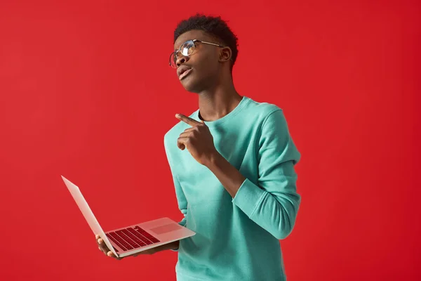 Junger afrikanisch-amerikanischer Mann mit Brille und Laptop — Stockfoto