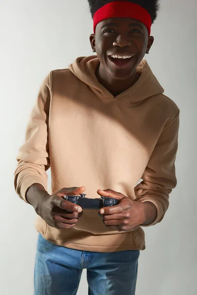 Χαμογελαστός Αφροαμερικανός τύπος με κόκκινη κορδέλα — Φωτογραφία Αρχείου