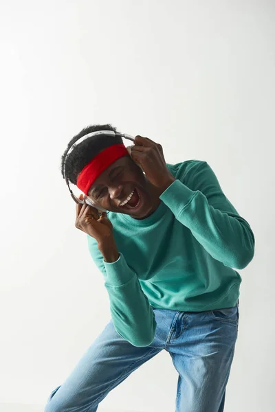 De gelukkige Afro Amerikaanse kerel zingt liederen — Stockfoto