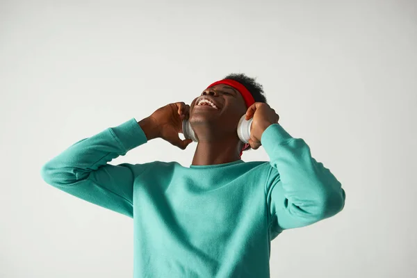Uśmiechnięty afro amerykański facet słuchanie muzyki — Zdjęcie stockowe