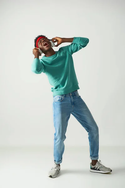 Feliz joven con vendaje rojo está bailando en el estudio — Foto de Stock