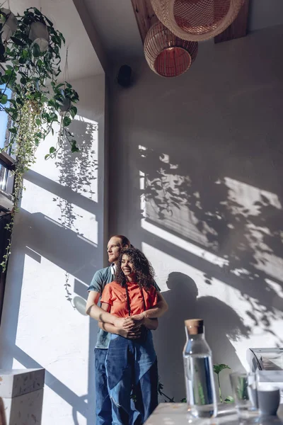 Радостная молодая пара обнимается в помещении — стоковое фото