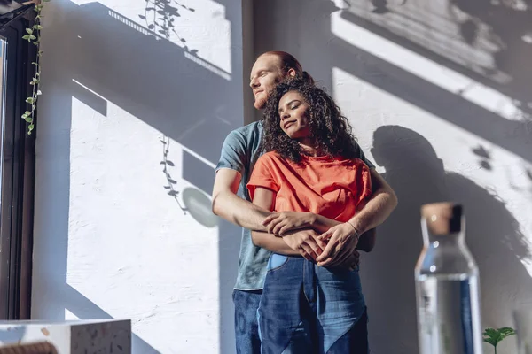 Junge gesegnete Männer und Frauen zeigen Zuneigung im Haus — Stockfoto