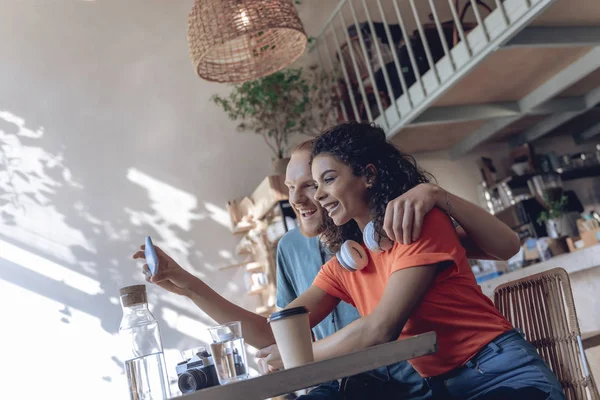 Boldog pár vesz selfie a telefon az étteremben — Stock Fotó
