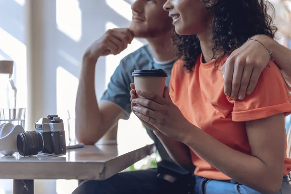 Coppia rilassata con fotocamera vintage si sta godendo il caffè al chiuso — Foto Stock