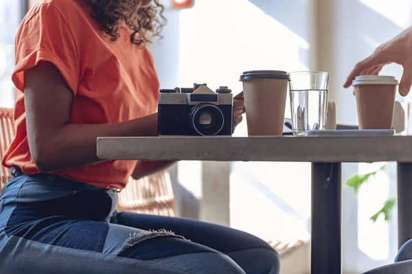 Lány Vintage kamerát iszik kávét kávézóban — Stock Fotó