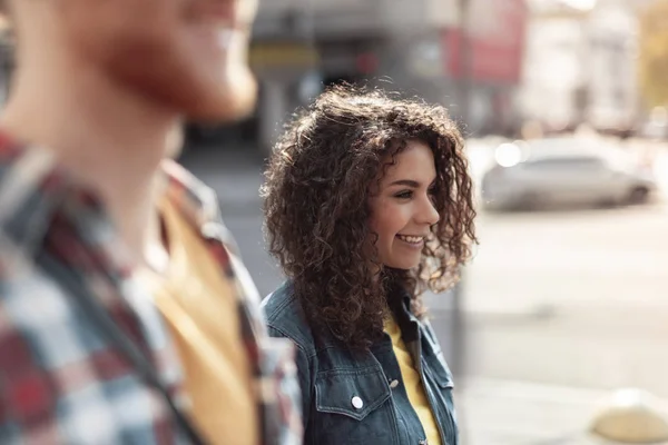 Mujer sonriente está paseando con su novio en la calle —  Fotos de Stock