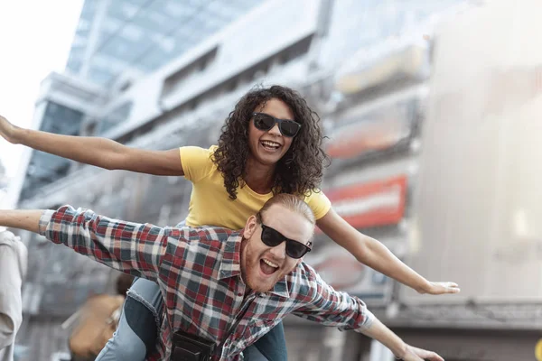 Veselá mladá žena a muž se baví ve městě — Stock fotografie