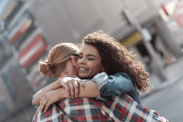 Chica alegre se encuentra con el hombre amado en la ciudad —  Fotos de Stock