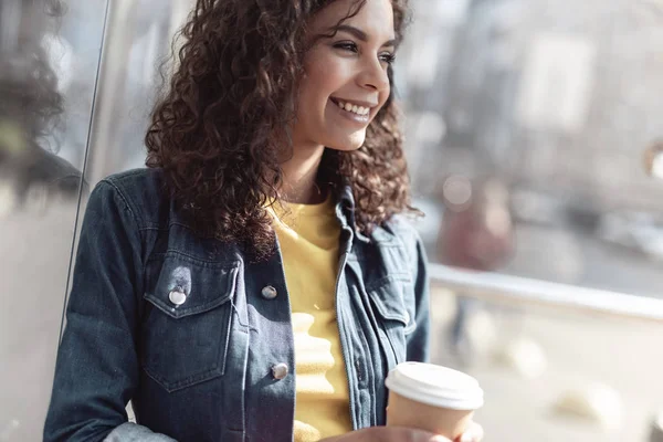 Veselá mladá žena má šálek kávy ve venkovním prostředí — Stock fotografie