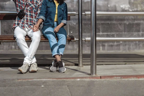 Sevgi dolu çift taşıma için birlikte bekliyor