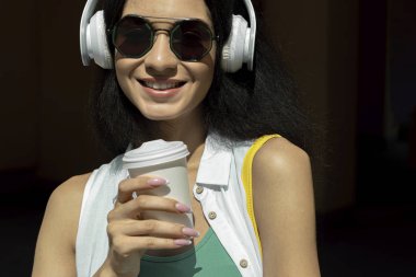 Kablosuz kulaklıkneşeli genç kadın müzik açık havada zevk