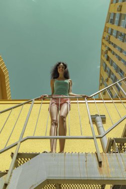 Sokakta merdivenlerde duran güzel esmer kız