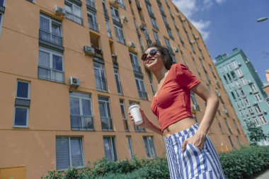 Sokakta duran take-away içki ile Büyüleyici genç kadın