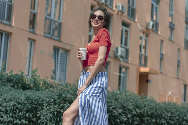 Sokakta duran take-away içki ile çekici genç kadın