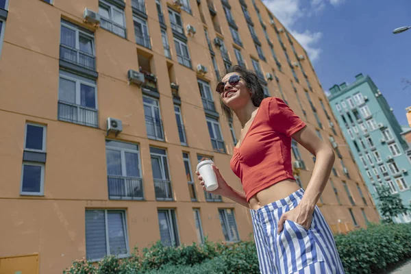 Sokakta duran take-away içki ile Büyüleyici genç kadın