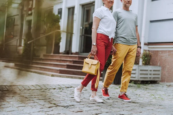 Sorrindo adulto casal de cabelos grisalhos está andando ao ar livre — Fotografia de Stock