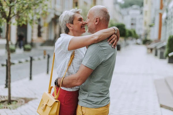 Positives erwachsenes Paar verbringt Zeit gemeinsam in der Stadt — Stockfoto