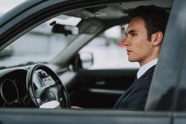 Junger Mann sitzt am Steuer des Autos — Stockfoto