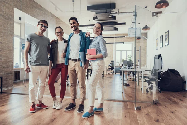 Equipo de puesta en marcha sonriente alojado en la sala de reuniones — Foto de Stock