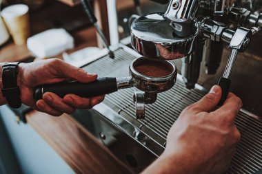 Filtre tutucu kahve ve barista dokunmadan dolu