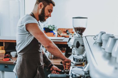 Konsantre barista kurcalayan kullanarak ve ciddi görünümlü