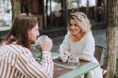 Güzel genç kadın açık kafede arkadaşı ile vakit geçirmek