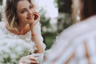 Büyüleyici genç kadın açık hava kafede arkadaşı ile vakit geçirmek