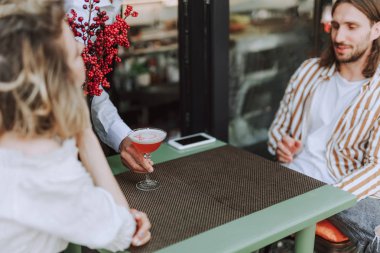 Barmen açık kafede genç çift için kokteyl hizmet