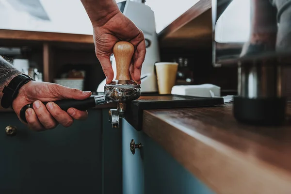 Talia się spokojnego Barista prasowanie kawy w uchwycie filtra — Zdjęcie stockowe