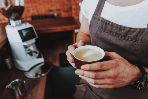 Zbliżenie filiżanki kawy w rękach męskiej Barista — Zdjęcie stockowe