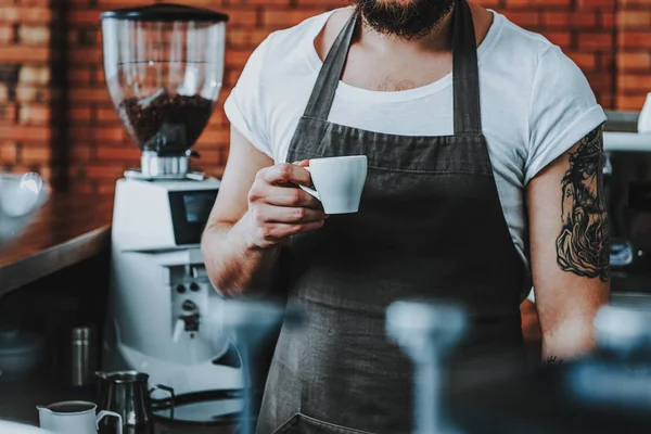 Bliska Brodatego Barista stoi i trzyma Espresso — Zdjęcie stockowe