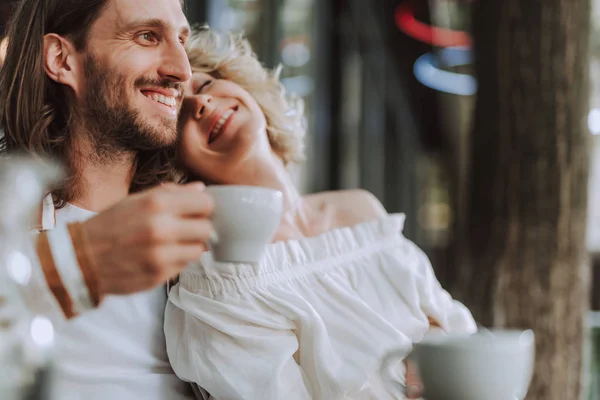 Glückliches junges Paar kuschelt in Outdoor-Café — Stockfoto