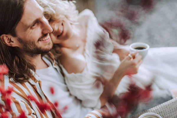 Bella coppia innamorata trascorrere del tempo insieme nel caffè — Foto Stock