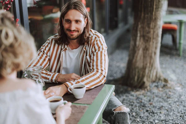 Lycklig ung man spenderar tid med flickvän i utomhus kafé — Stockfoto