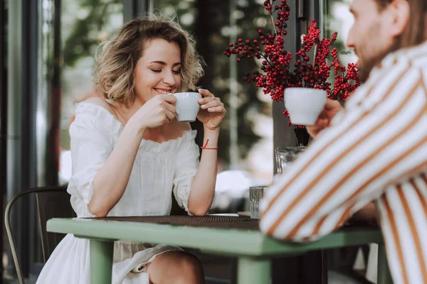 Affascinante giovane donna e la sua amica bere caffè in caffè all'aperto — Foto Stock