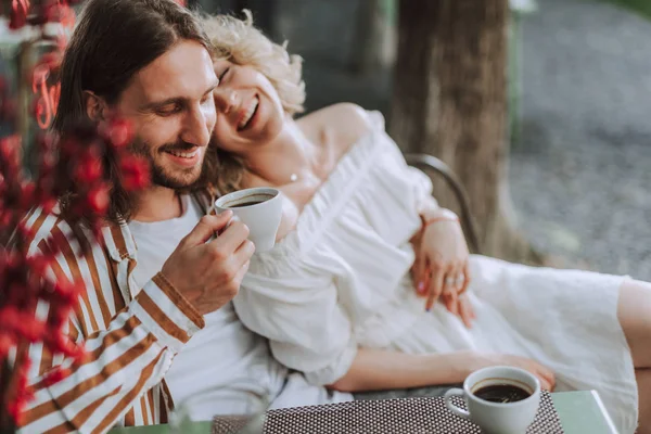 Felice giovane coppia trascorrere del tempo insieme in caffè all'aperto — Foto Stock