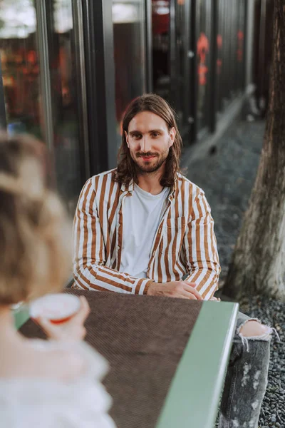 Stilig ung man spenderar tid med vän i utomhus kafé — Stockfoto