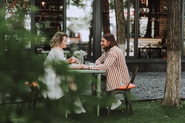 Bella coppia innamorata avendo data in caffè all'aperto — Foto Stock