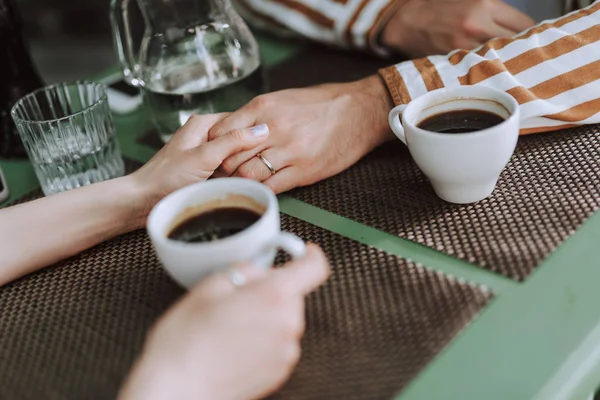 Giovane coppia amorevole che si tiene per mano nel caffè — Foto Stock