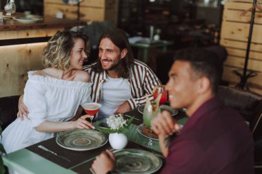 Güzel çift kafede arkadaşları ile vakit geçirmek