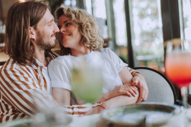 Kafede tarih sahip iken güzel mutlu çift sarılma