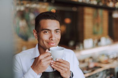 Apron kahve aroması zevk yakışıklı genç adam