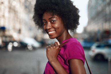 Sokakta gülümseme ayakta Afro-Amerikan kadın