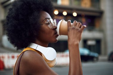 Genç Afro-Amerikan Bayan açık havada kahve içiyor