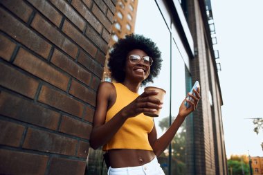 Brick Wall yakınında mutlu genç kadın ayakta