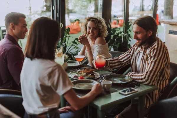 Amigos alegres pasar tiempo en acogedora cafetería —  Fotos de Stock